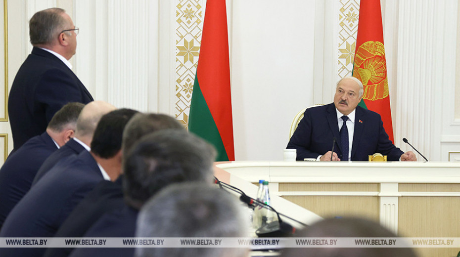 Lukashenko slams corruption schemes in dairy industry