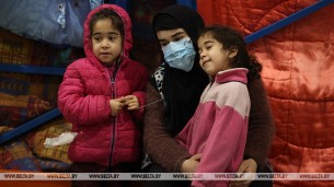 Детям беженцев в ТЛЦ передадут вязаные варежки и носочки