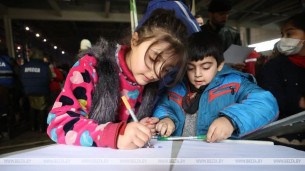 Фестиваль рисунков организовали для детей беженцев в ТЛЦ
