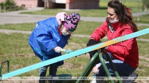 Волонтеры БРСМ помогают благоустроить детские площадки в Гродненской области