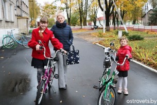 Семья Москалёвых из Островца подарила детям из приюта велосипеды