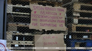 Бежанцы ў ТЛЦ размясцілі плакат 